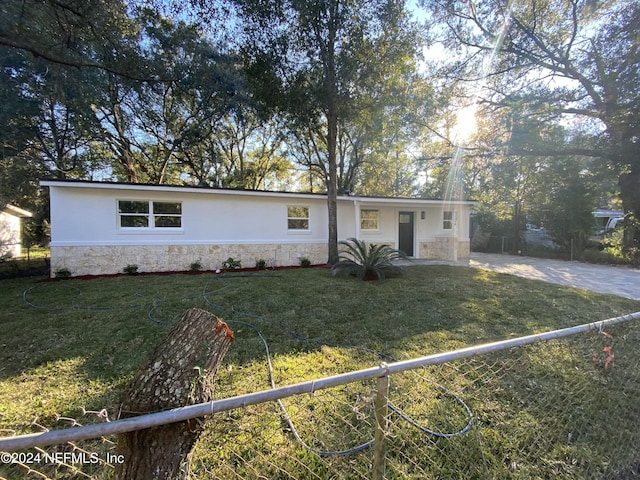 single story home with a front yard