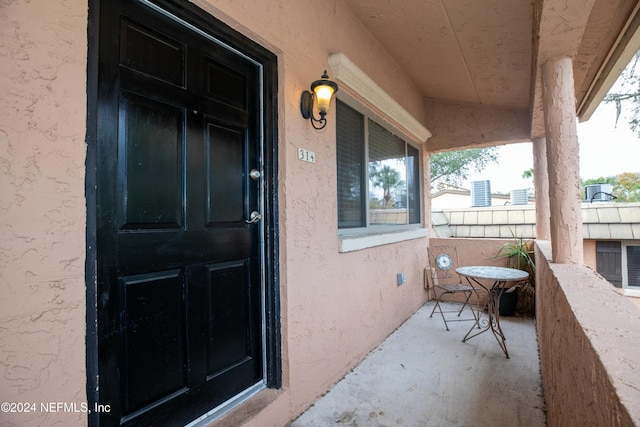 entrance to property featuring a porch