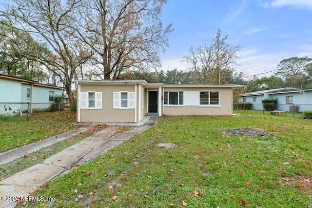 single story home with a front lawn