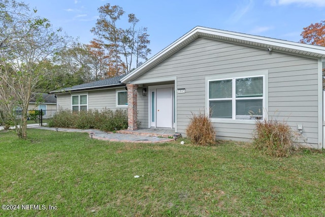 view of front of house featuring a front yard