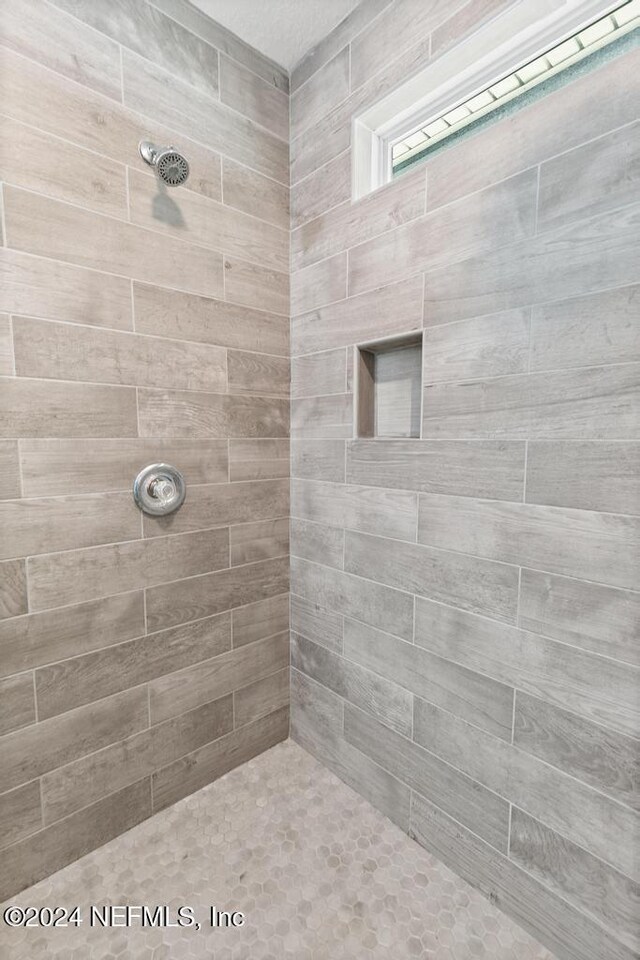 bathroom featuring a tile shower