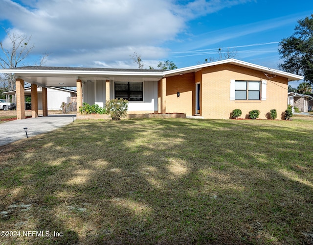 single story home featuring a carport and a front lawn