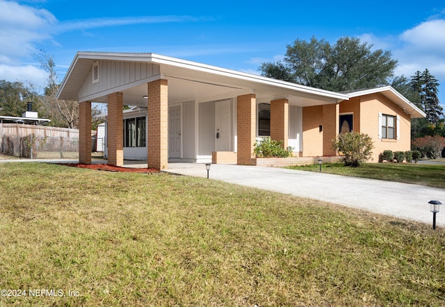 view of front of home featuring a carport and a front yard