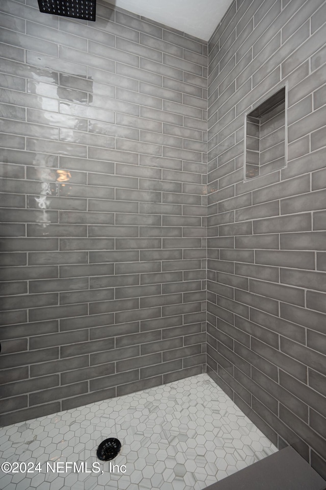 bathroom featuring a tile shower