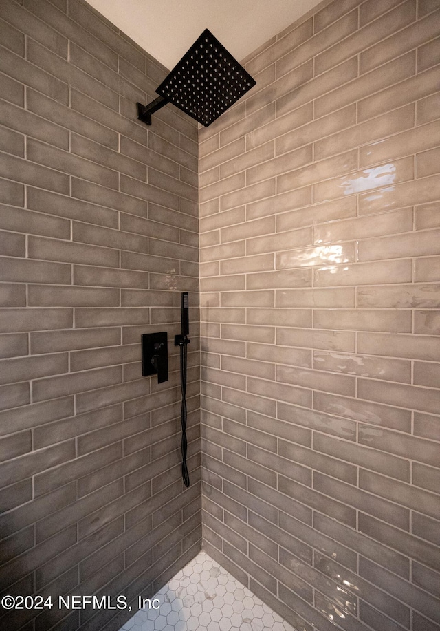 bathroom featuring tiled shower