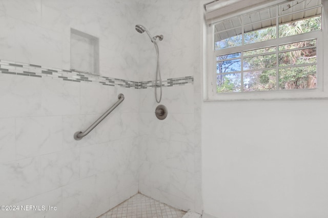 bathroom featuring a tile shower