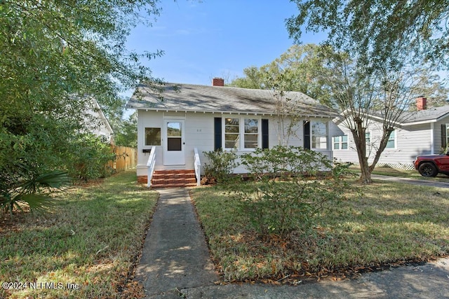 view of front of property with a front yard