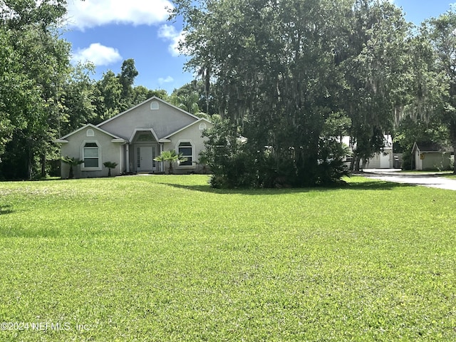 view of front of home featuring a front lawn