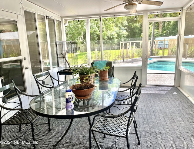 sunroom with ceiling fan