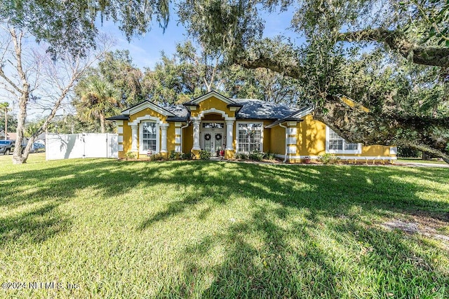 ranch-style home with a front yard