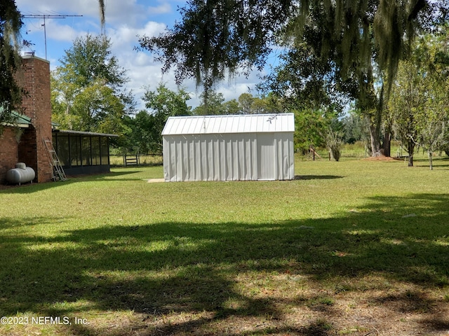 view of yard with an outbuilding