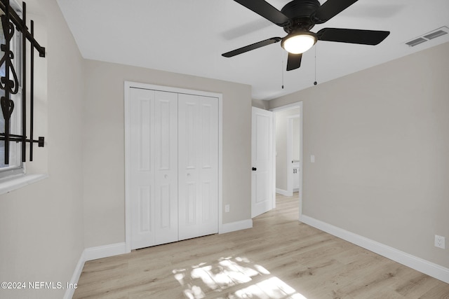 unfurnished bedroom featuring light wood-type flooring, a closet, and ceiling fan