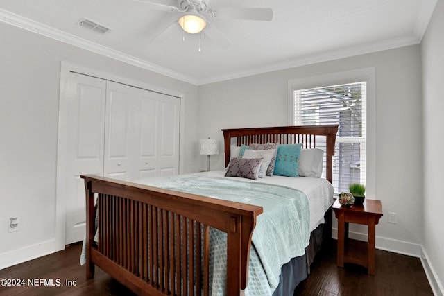 bedroom featuring dark hardwood / wood-style floors, ceiling fan, ornamental molding, and a closet