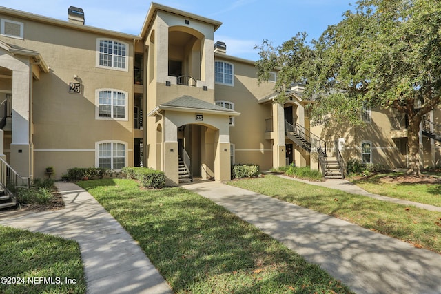 view of front facade featuring a front lawn