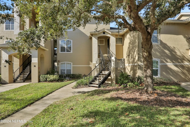 view of front facade with a front lawn