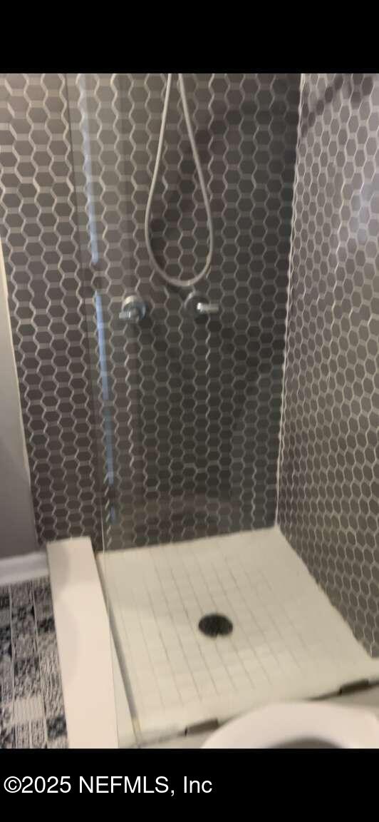 details featuring tiled shower