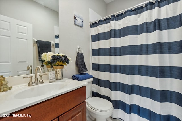 bathroom with a shower with curtain, vanity, and toilet