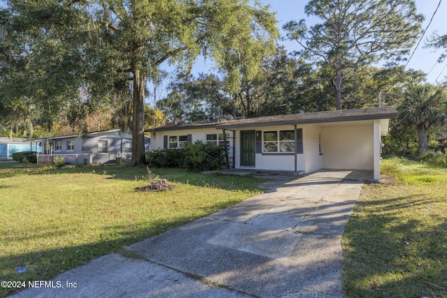 view of front of house with a carport and a front yard