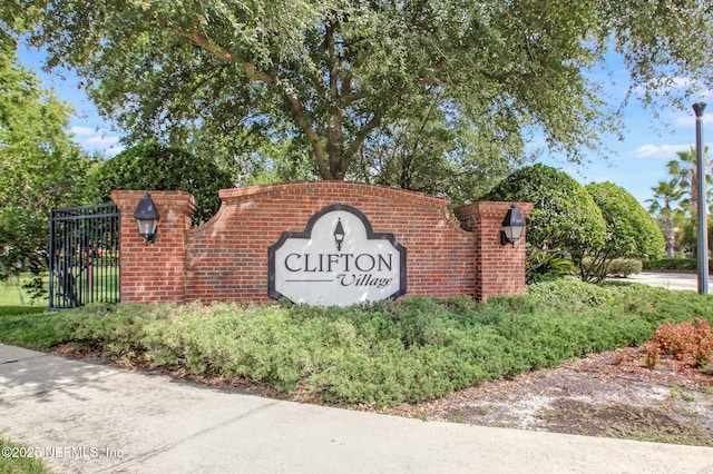 view of community / neighborhood sign