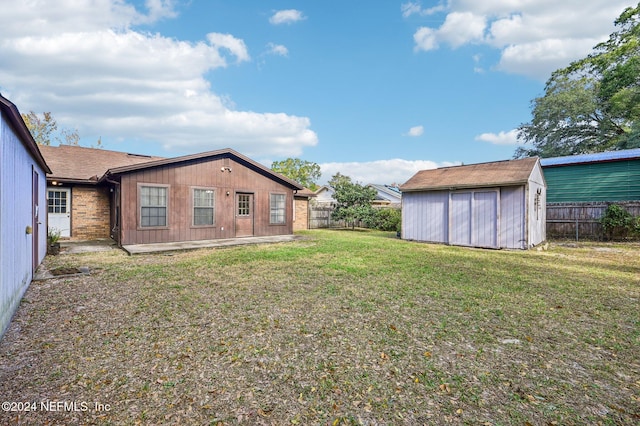 view of yard with a shed