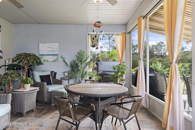 sunroom with ceiling fan