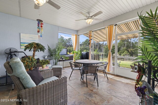 sunroom with ceiling fan