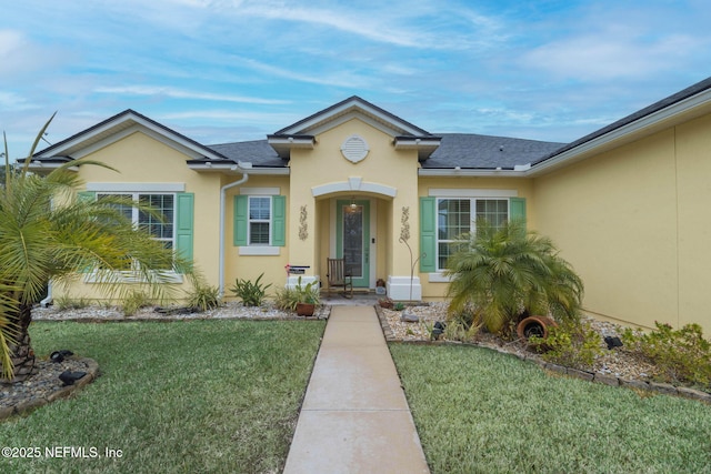 view of front facade featuring a front lawn