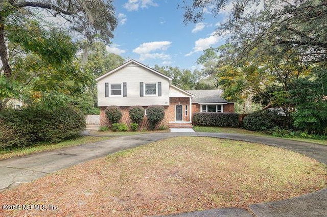 tri-level home featuring a front lawn