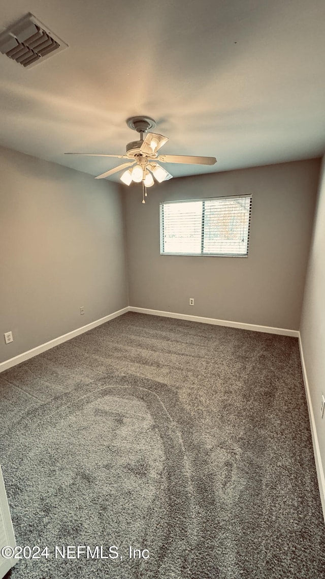 carpeted empty room featuring ceiling fan