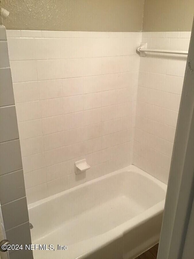 bathroom featuring tiled shower / bath combo