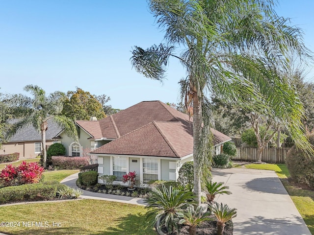 view of front facade featuring a front yard