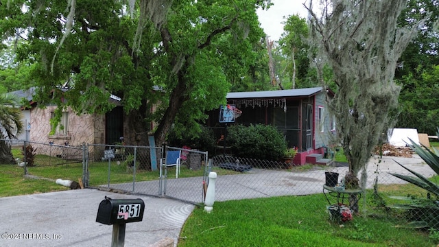 view of front facade with a front lawn