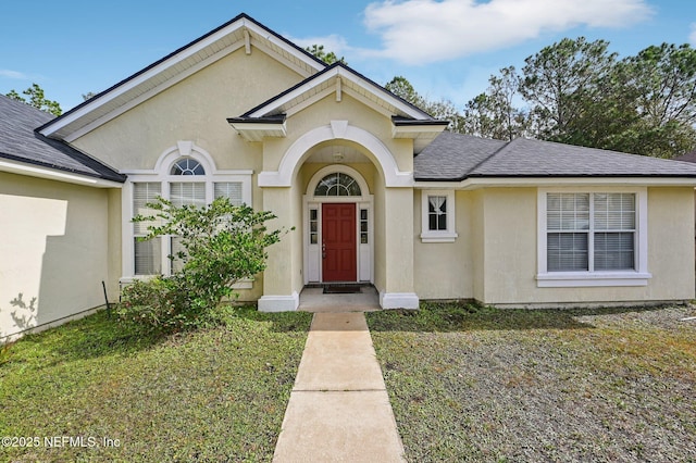 view of front facade with a front lawn