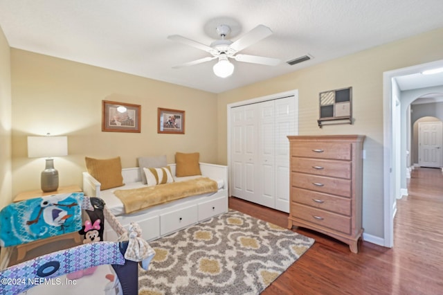 living area with ceiling fan and dark wood-type flooring