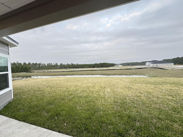 view of yard featuring a water view