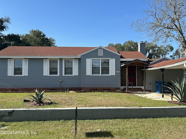 view of front of property featuring a front yard