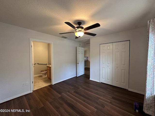 unfurnished bedroom featuring dark hardwood / wood-style floors, ceiling fan, a textured ceiling, and a closet