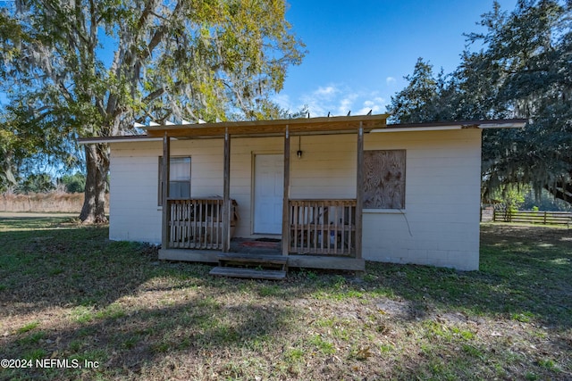 back of house featuring a yard