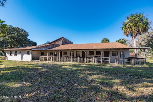 single story home featuring a front lawn