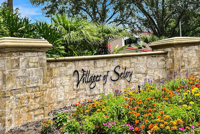 view of community / neighborhood sign