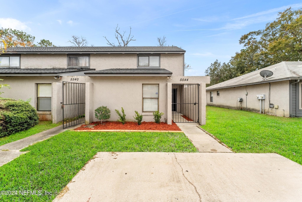 view of front of property with a front lawn