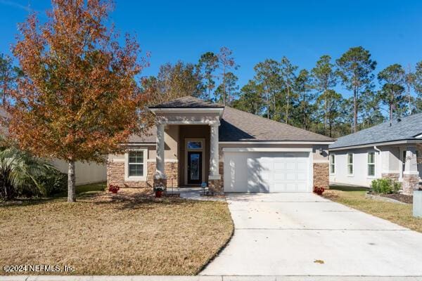 view of front facade featuring a front lawn and a garage