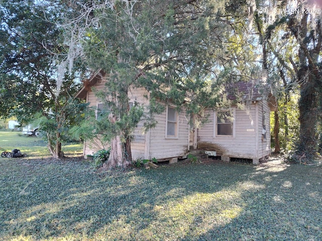 view of side of property featuring a lawn