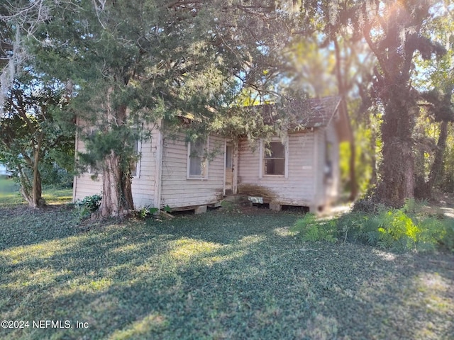 view of side of property featuring a lawn