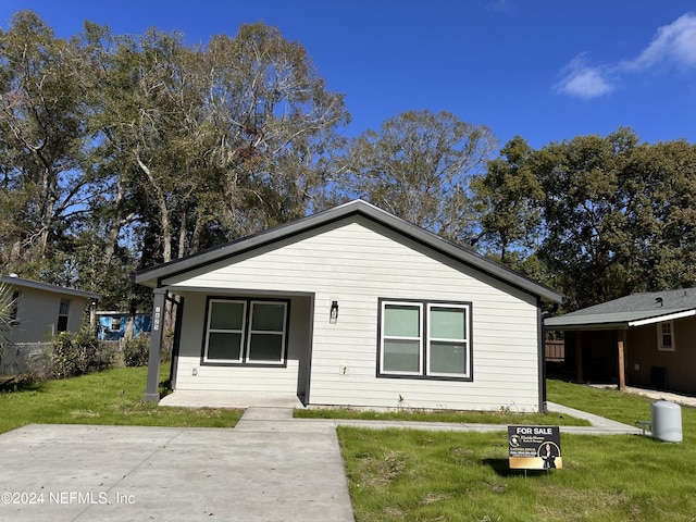 view of front of home featuring a porch and a front yard