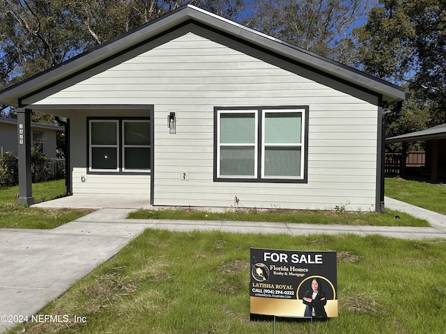 view of front of property with a front yard