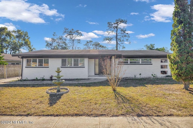 ranch-style house featuring a front lawn