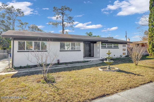 single story home featuring a front lawn