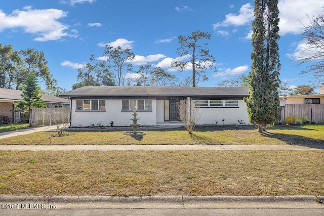 ranch-style house featuring a front yard