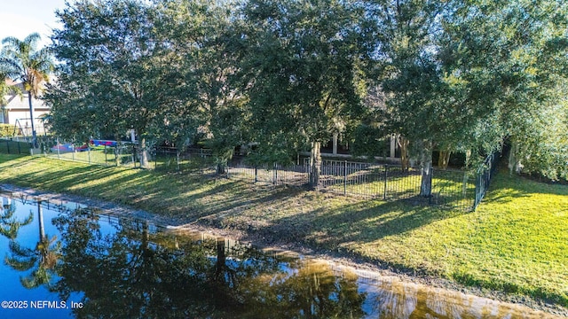 view of yard featuring a water view